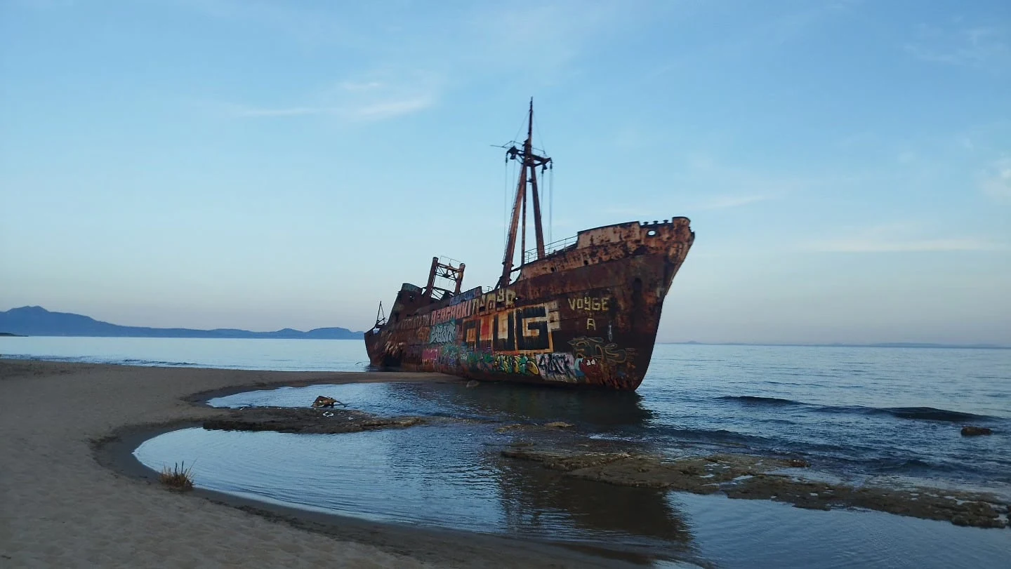 Das Schiffswrack der Dimitrios am Strand von Valtaki