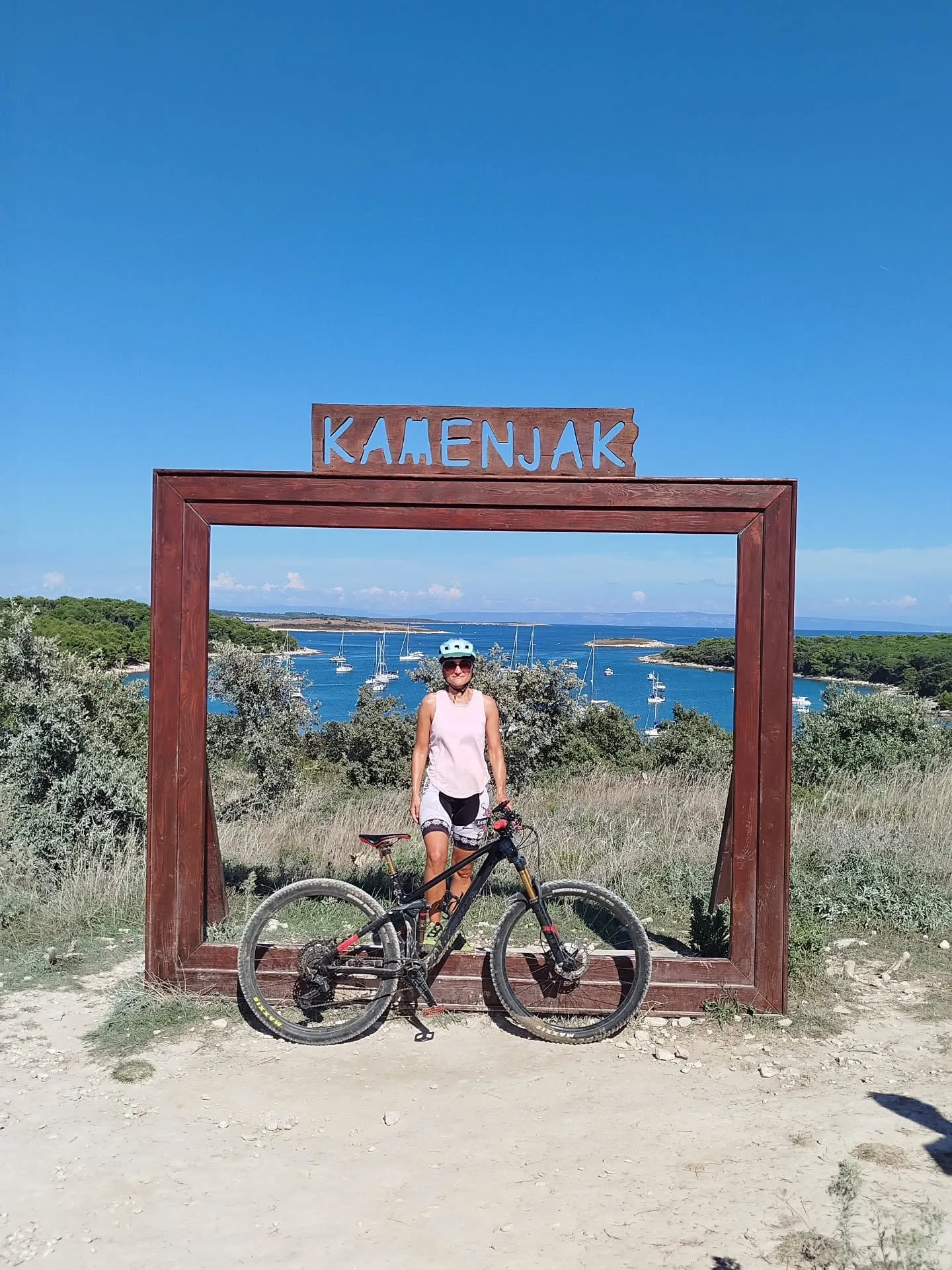 Edith mit dem Mountainbike im Kamenjak-Bilderrahmen