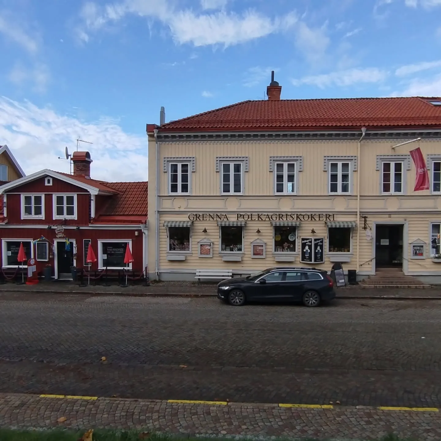 Die Hauptstraße von Gränna mit der Zuckerstangen-Manufaktur