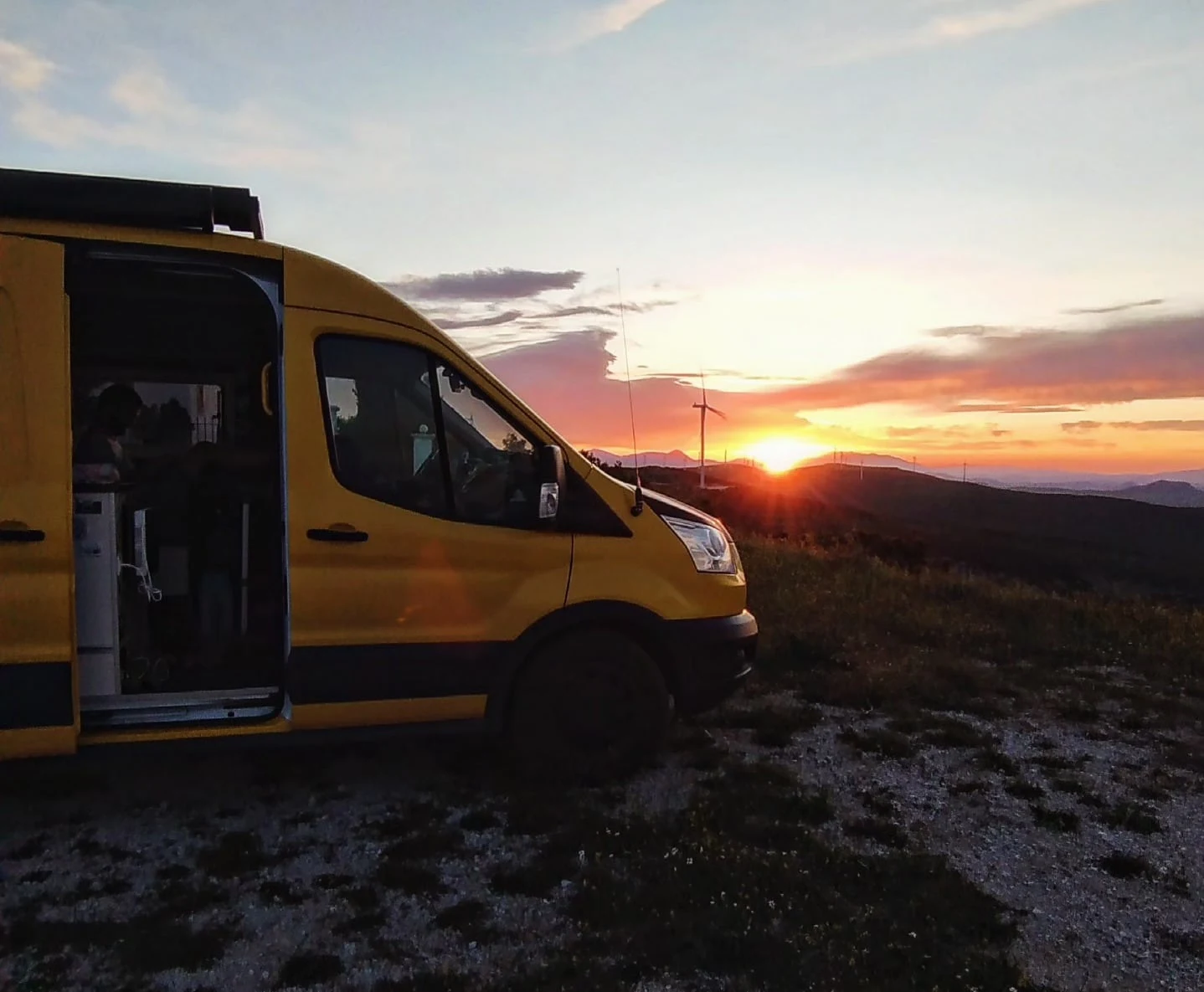 Der Van im Sonnenuntergang über den Bergen