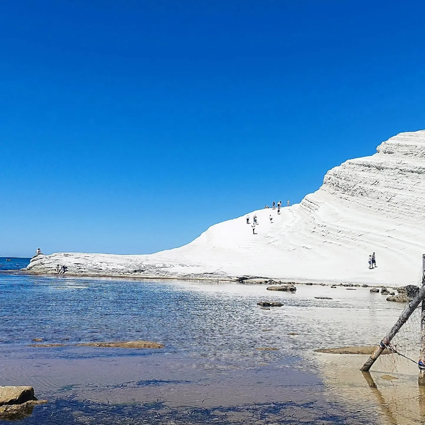 Die weißen Kalkfelsen der Scala dei Turchi am Meer