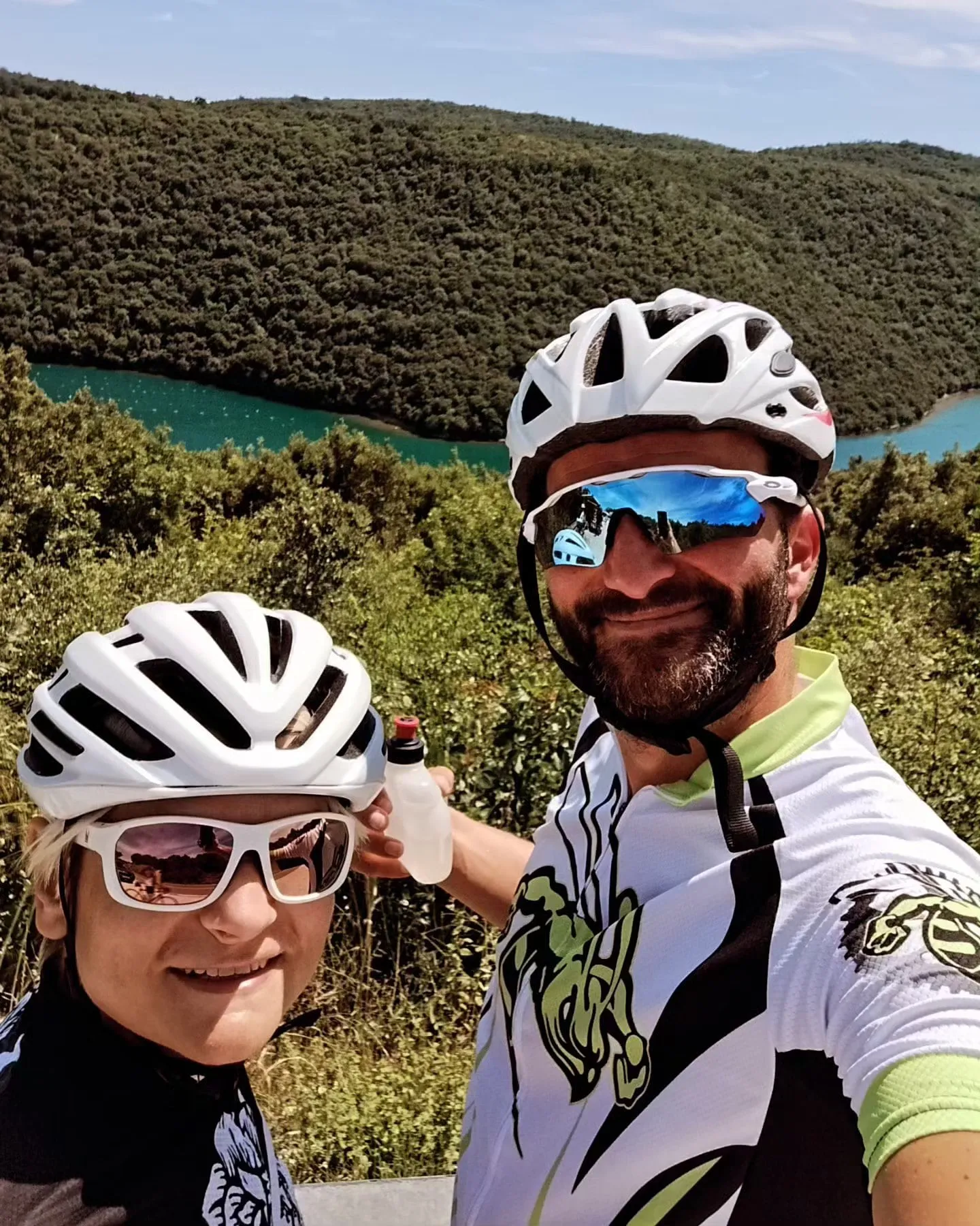 Manni und Edith mit dem Rennrad am Limski-Kanal