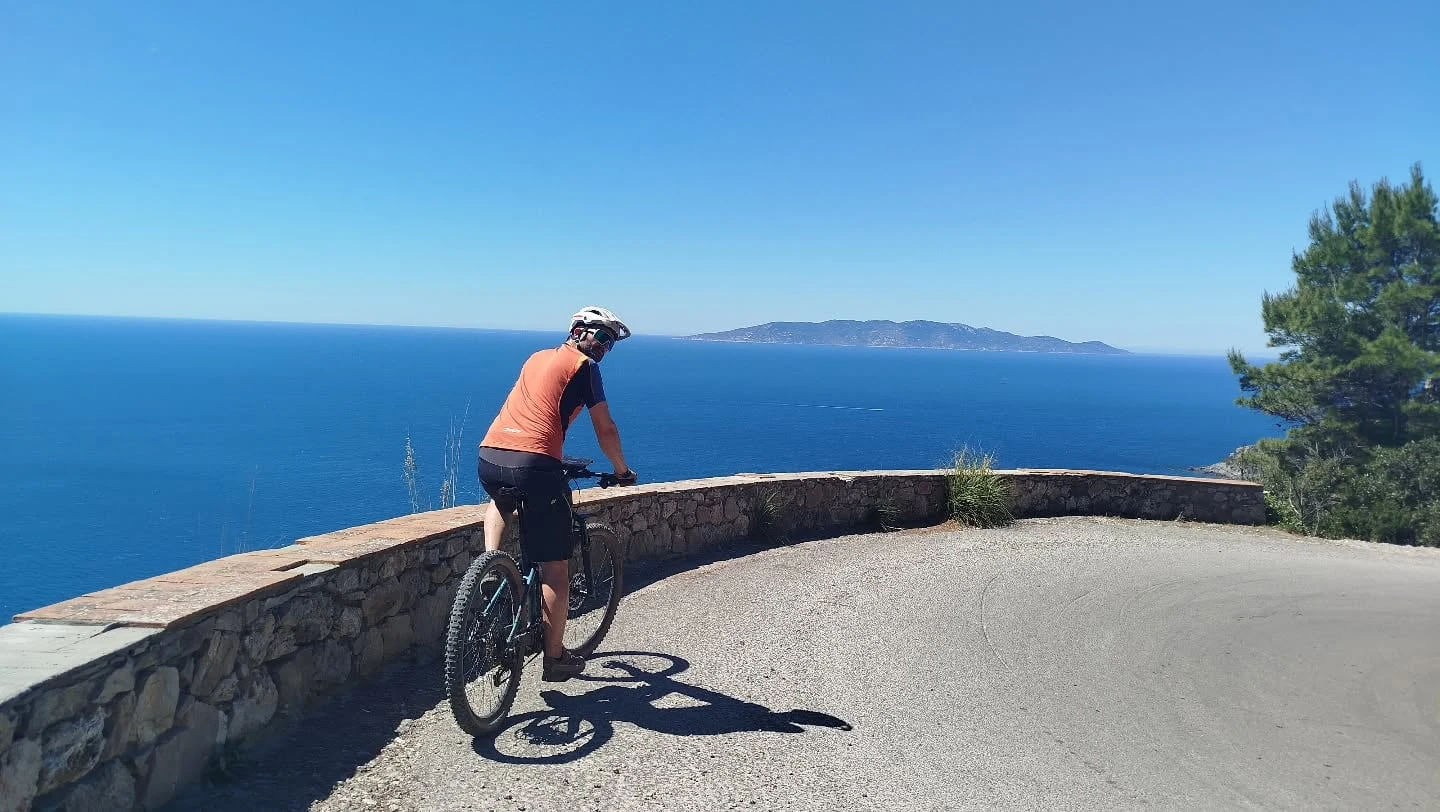 Manni mit dem E-Bike auf der Strada Panoramica am Monte Argentario