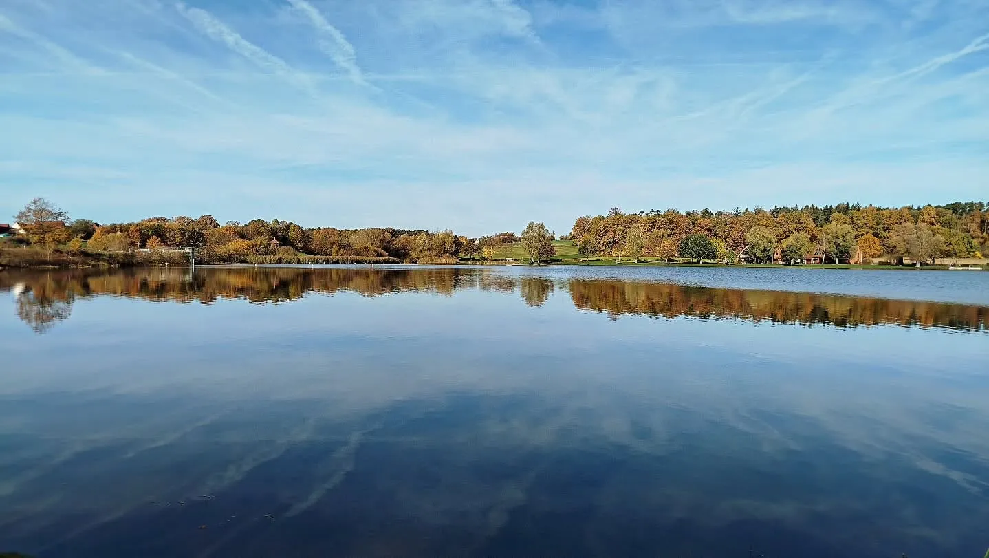 Spiegelglatter Rothsee im Herbstlicht