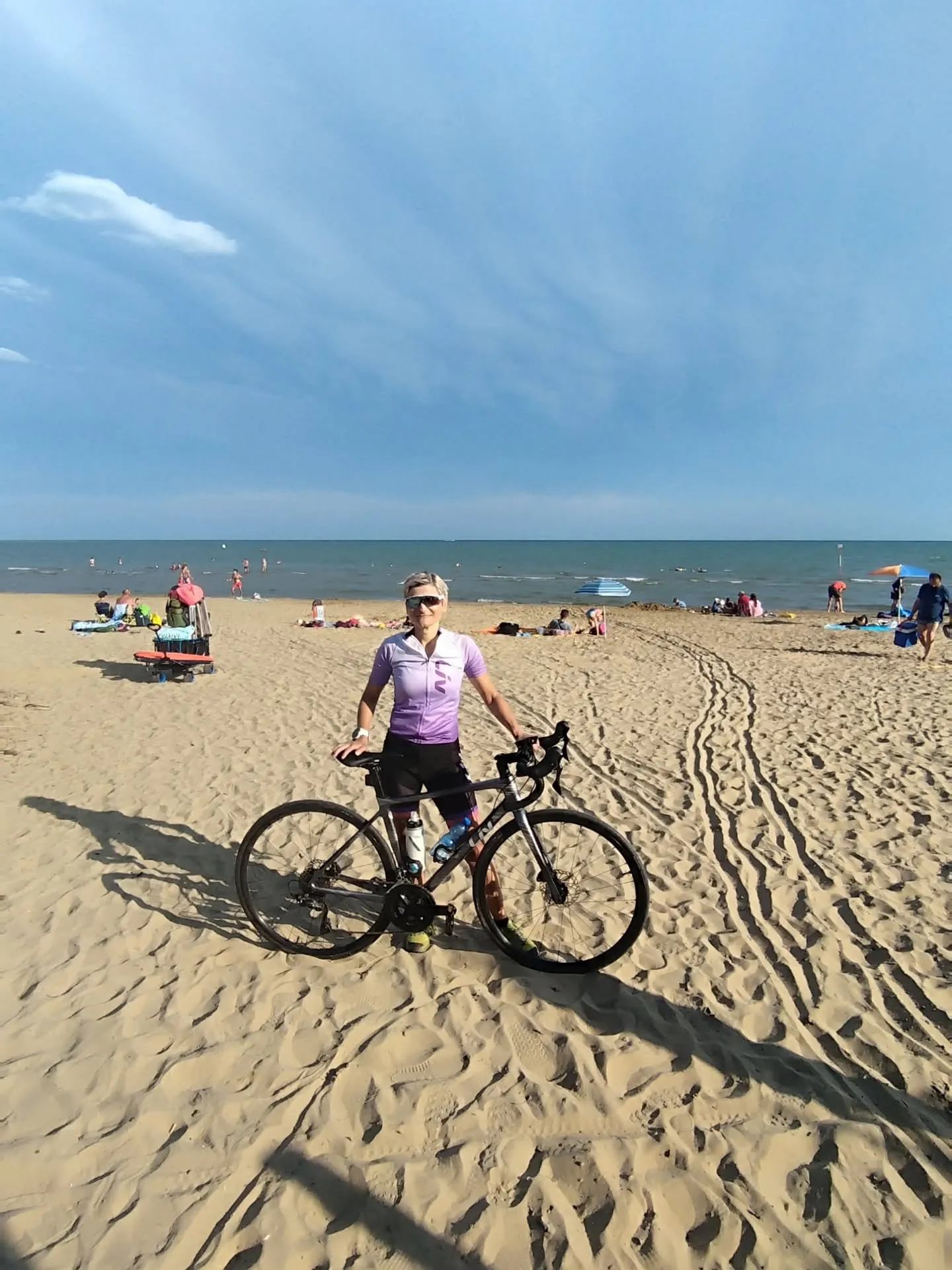 Edith mit dem Rennrad am Strand von Caorle
