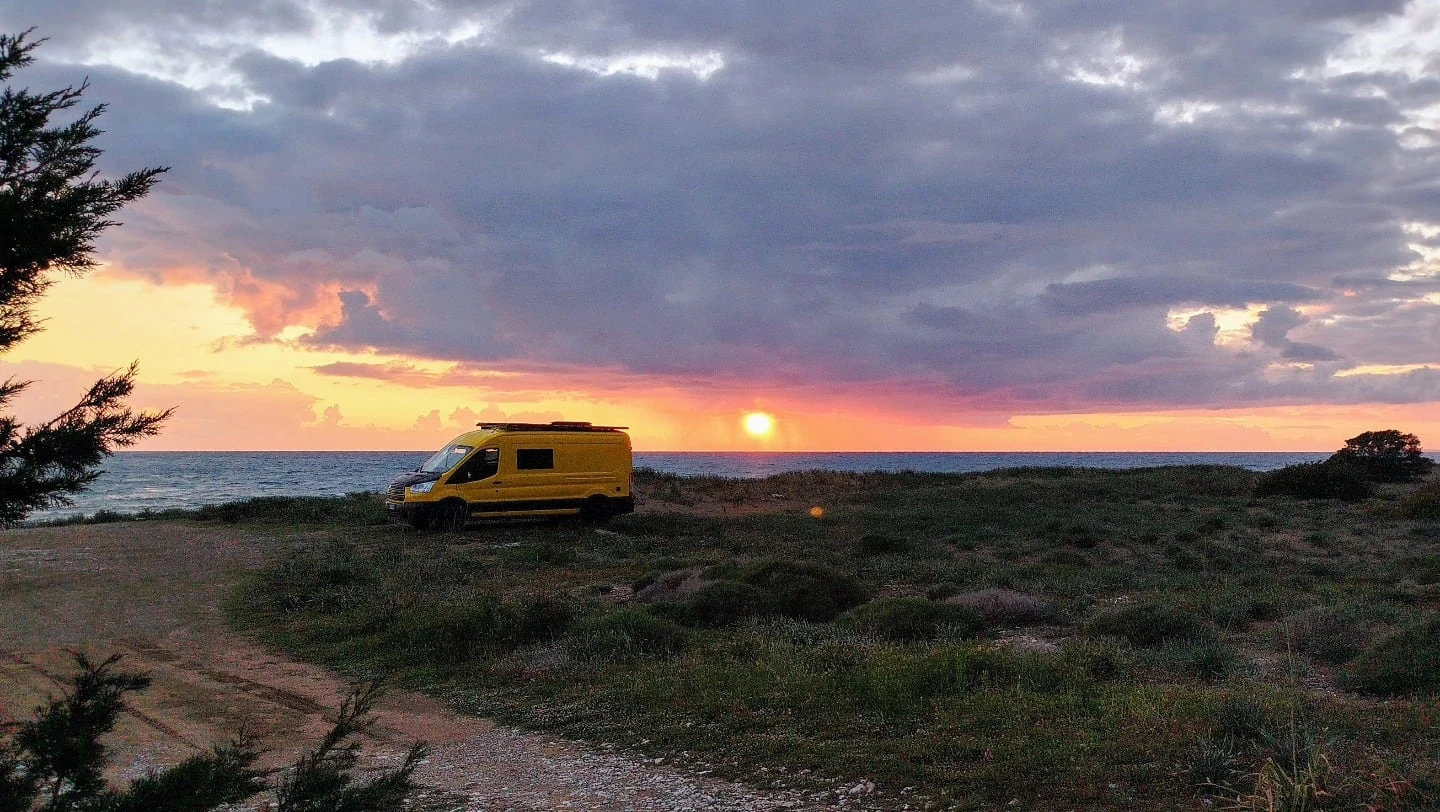 Der Van im Sonnenuntergang an der Westküste des Peloponnes