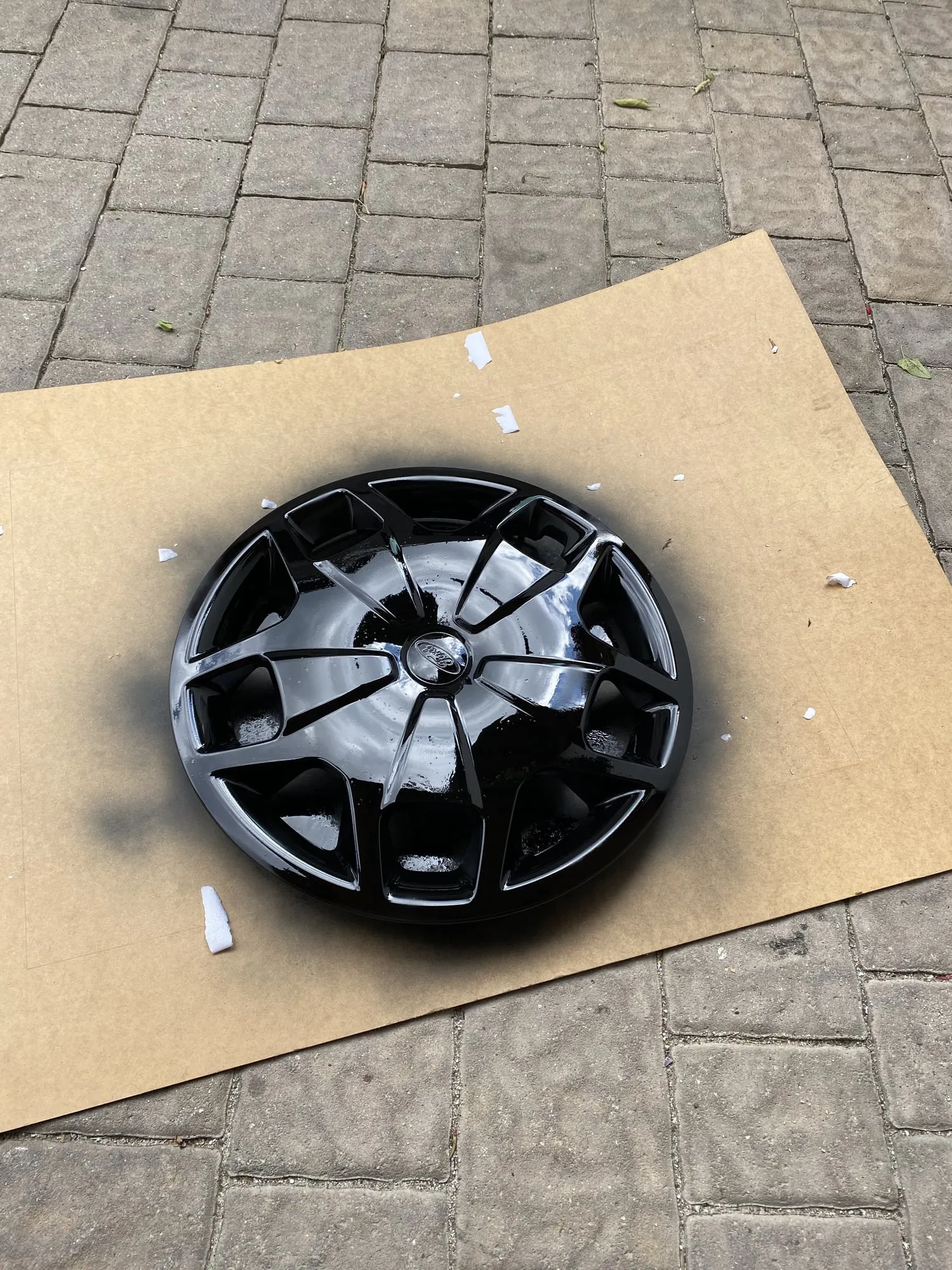 Radkappe beim Lackieren in Schwarz