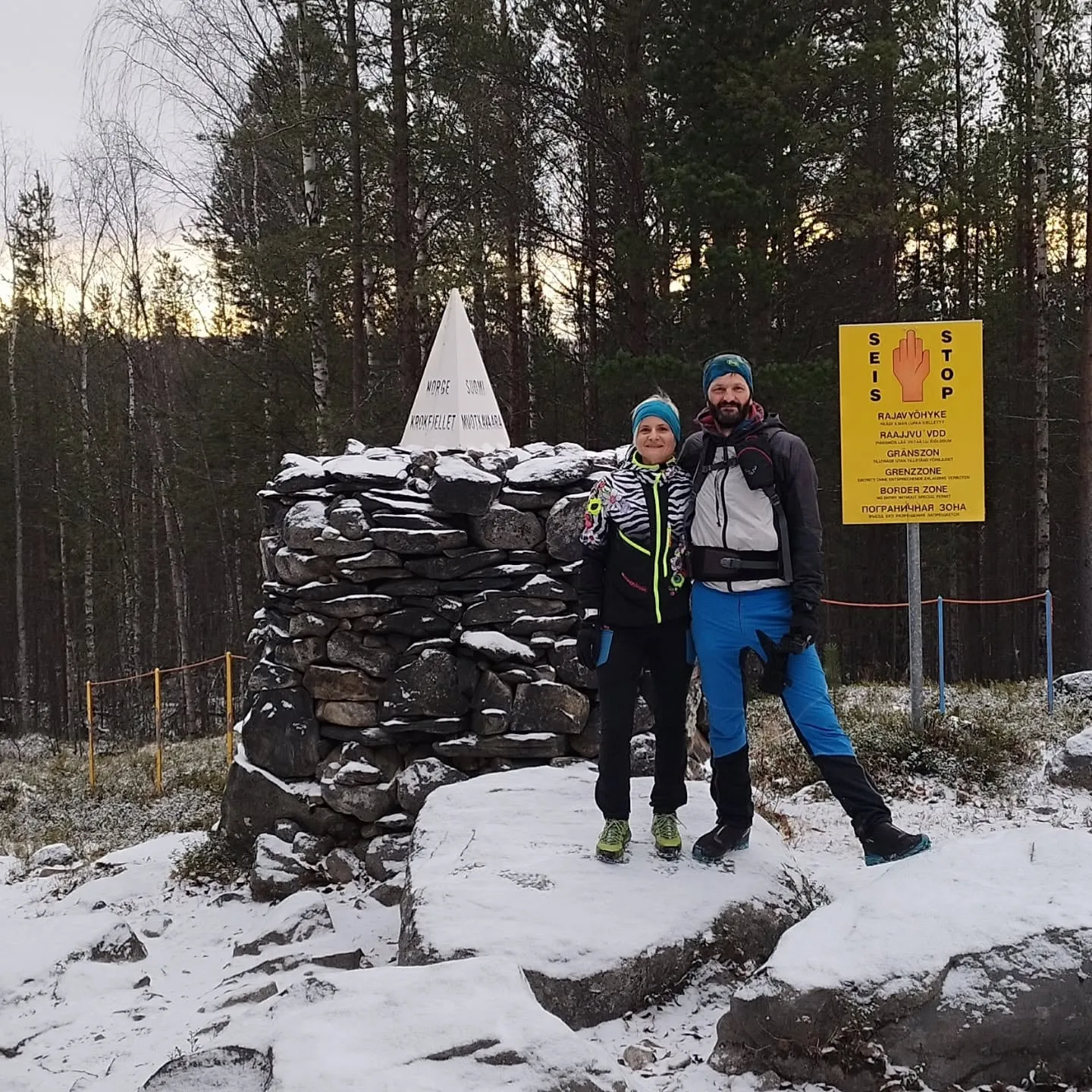 Manni und Edith an der Treriksrøysa, dem Dreiländereck
