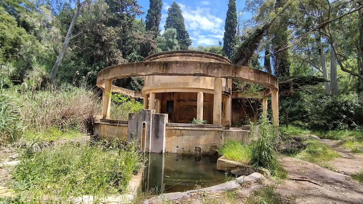 Das verfallene Badehaus von Loutra Kyllini