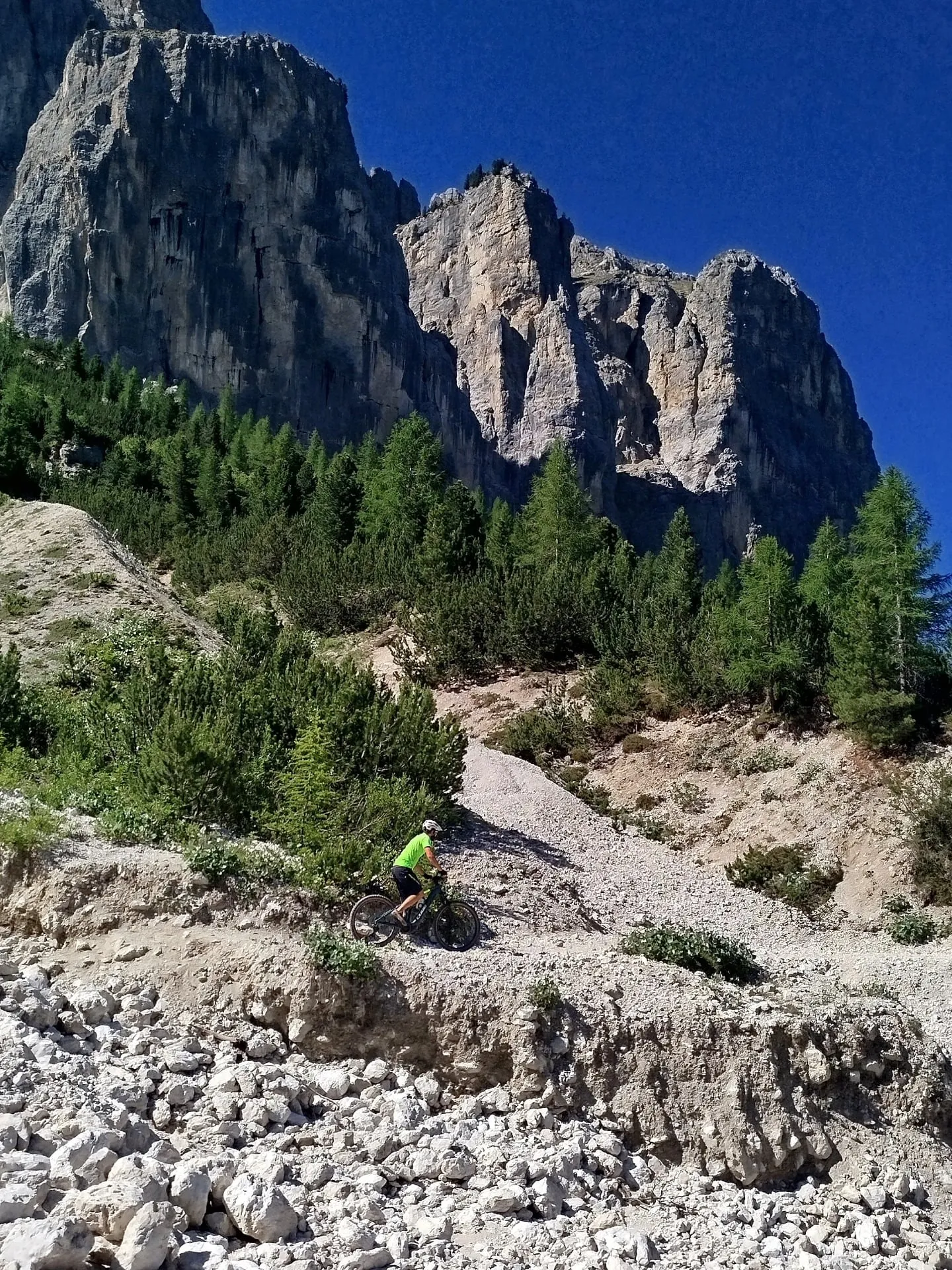 Schroffe Dolomitengipfel über dem Trail