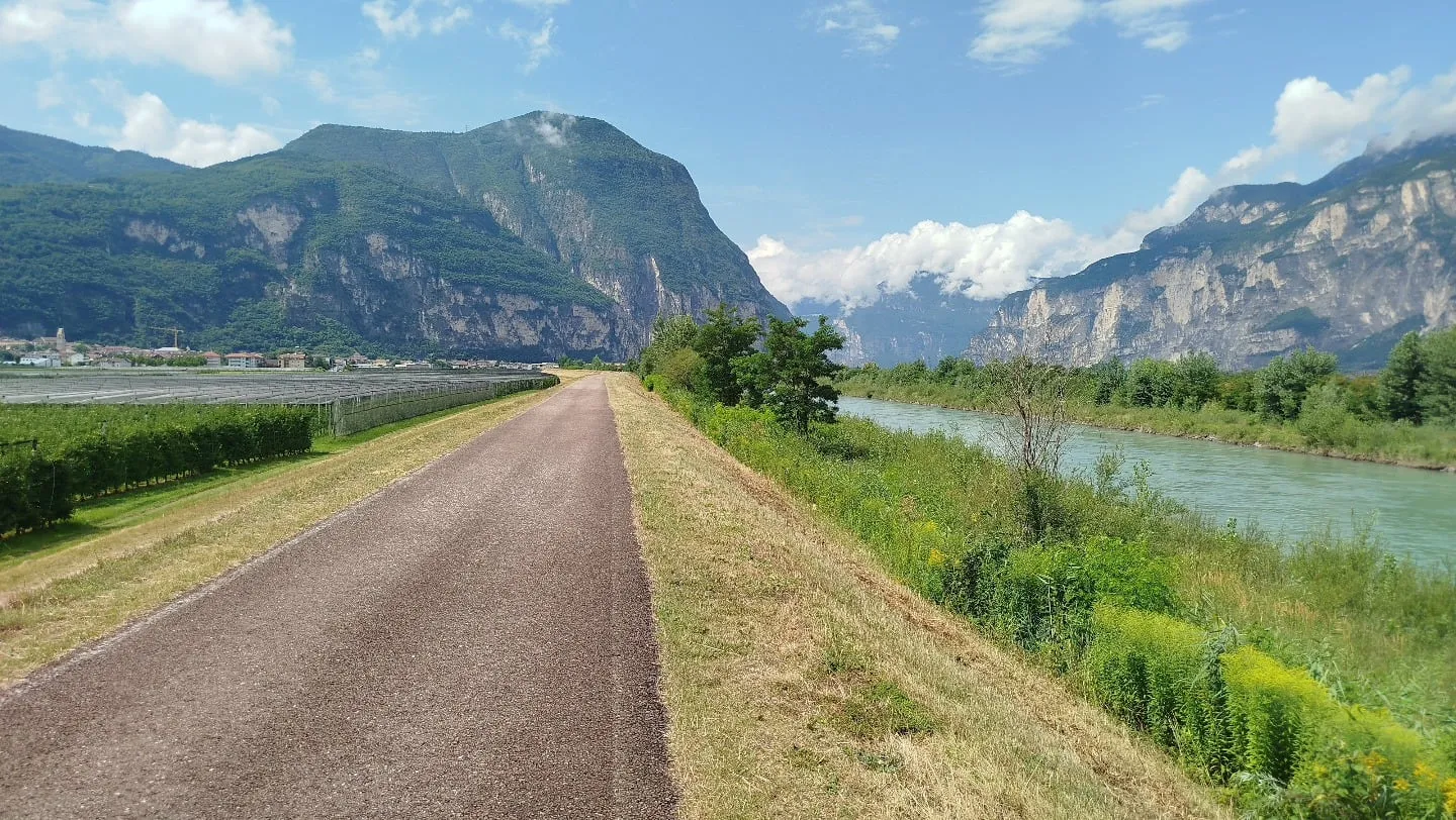 Radweg an der Etsch zwischen Bergen