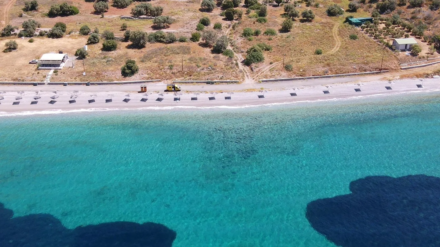 Türkises Wasser am Limnionas Beach von oben
