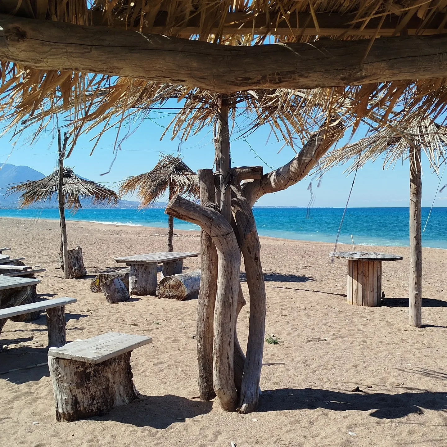 Schattige Strandbar am Elea Beach