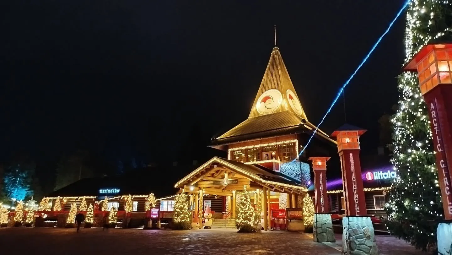 Das beleuchtete Haus des Weihnachtsmanns in Rovaniemi