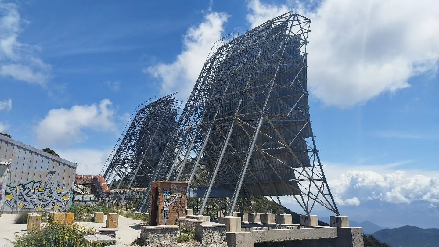 Die riesigen Radarmodule auf dem Profitis Ilias