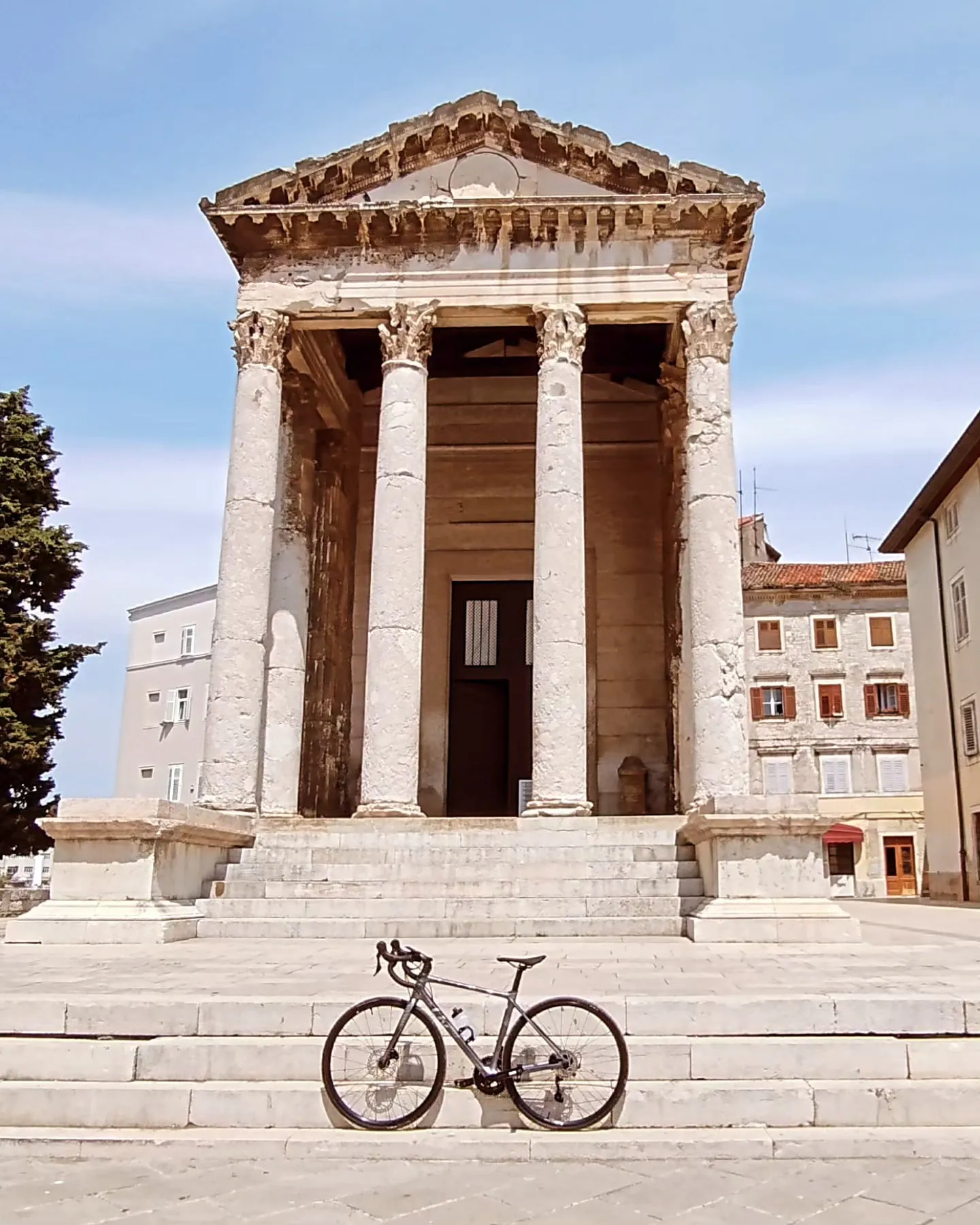 Der Augustustempel in Pula mit Rennrad
