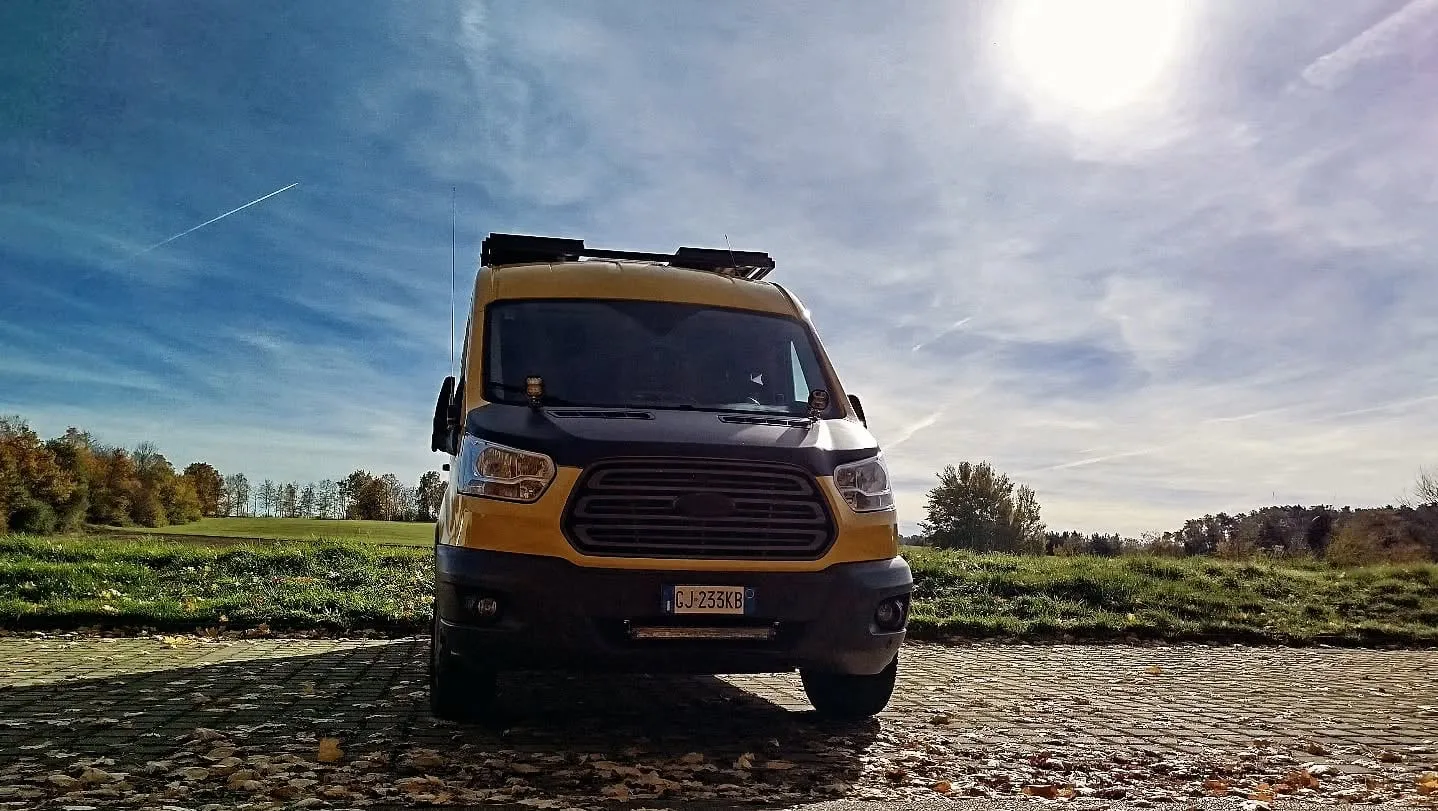 Unser gelber Transit am Übernachtungsplatz am Rothsee