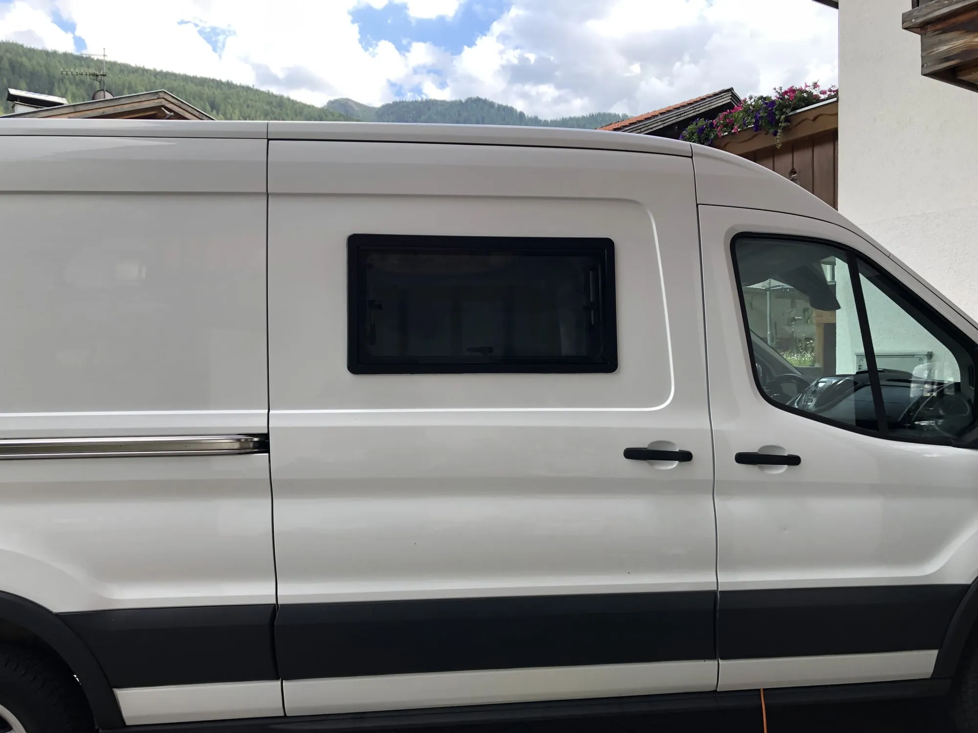 Der weiße Transporter mit dem frisch eingebauten Seitenfenster