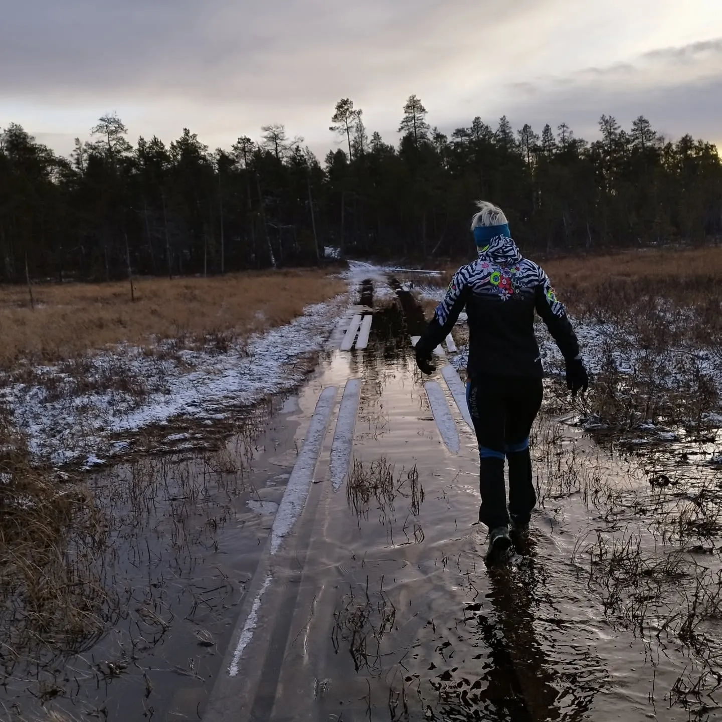 Edith auf dem überfluteten Holzsteg durchs Moor