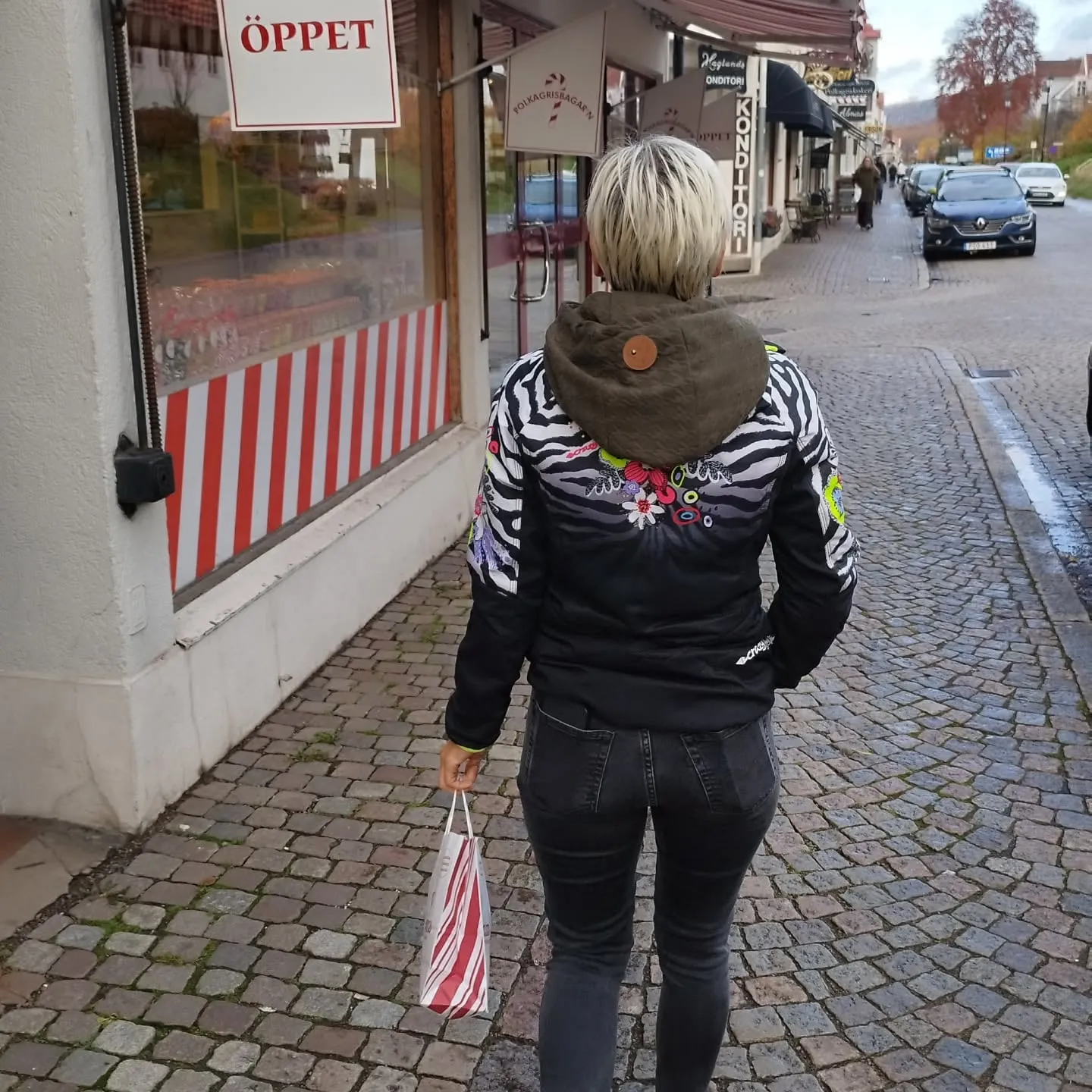 Edith mit einer Tüte Zuckerstangen in Gränna