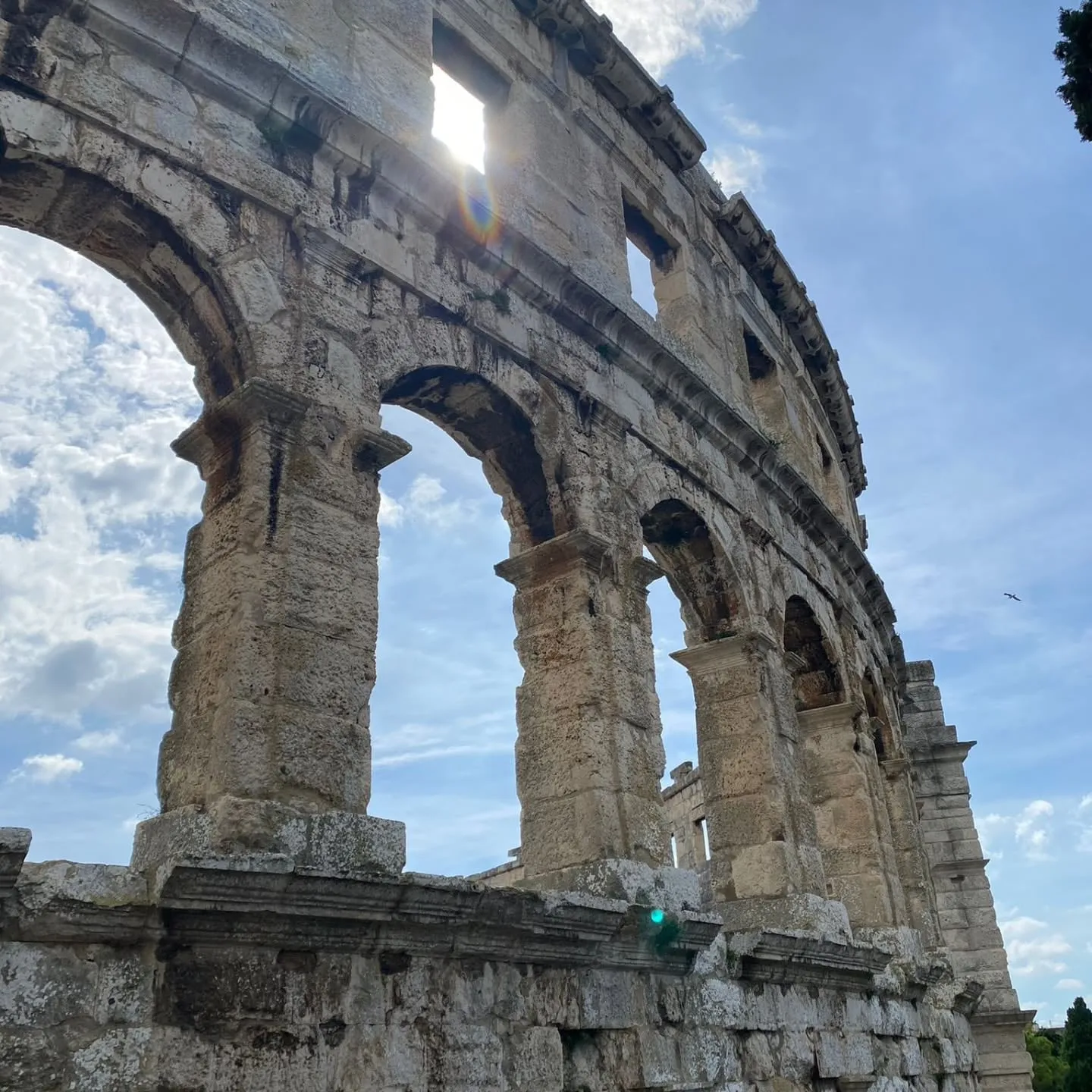 Die Bögen des römischen Amphitheaters von Pula