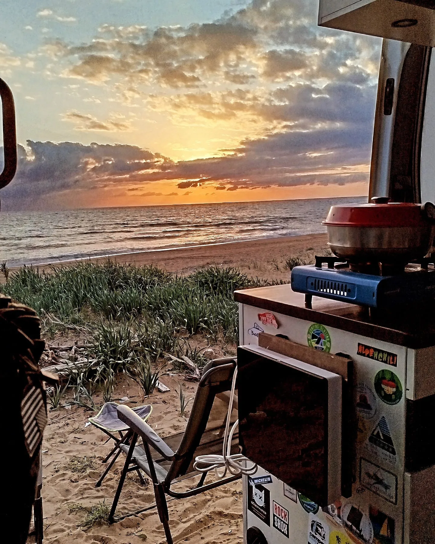 Kochen mit Meerblick im Abendlicht