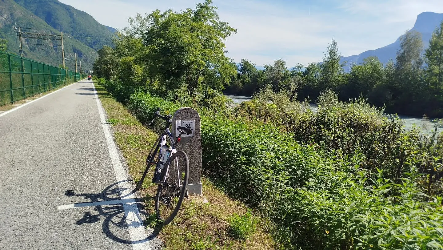 Rennrad an einem Kilometerstein an der Passstraße