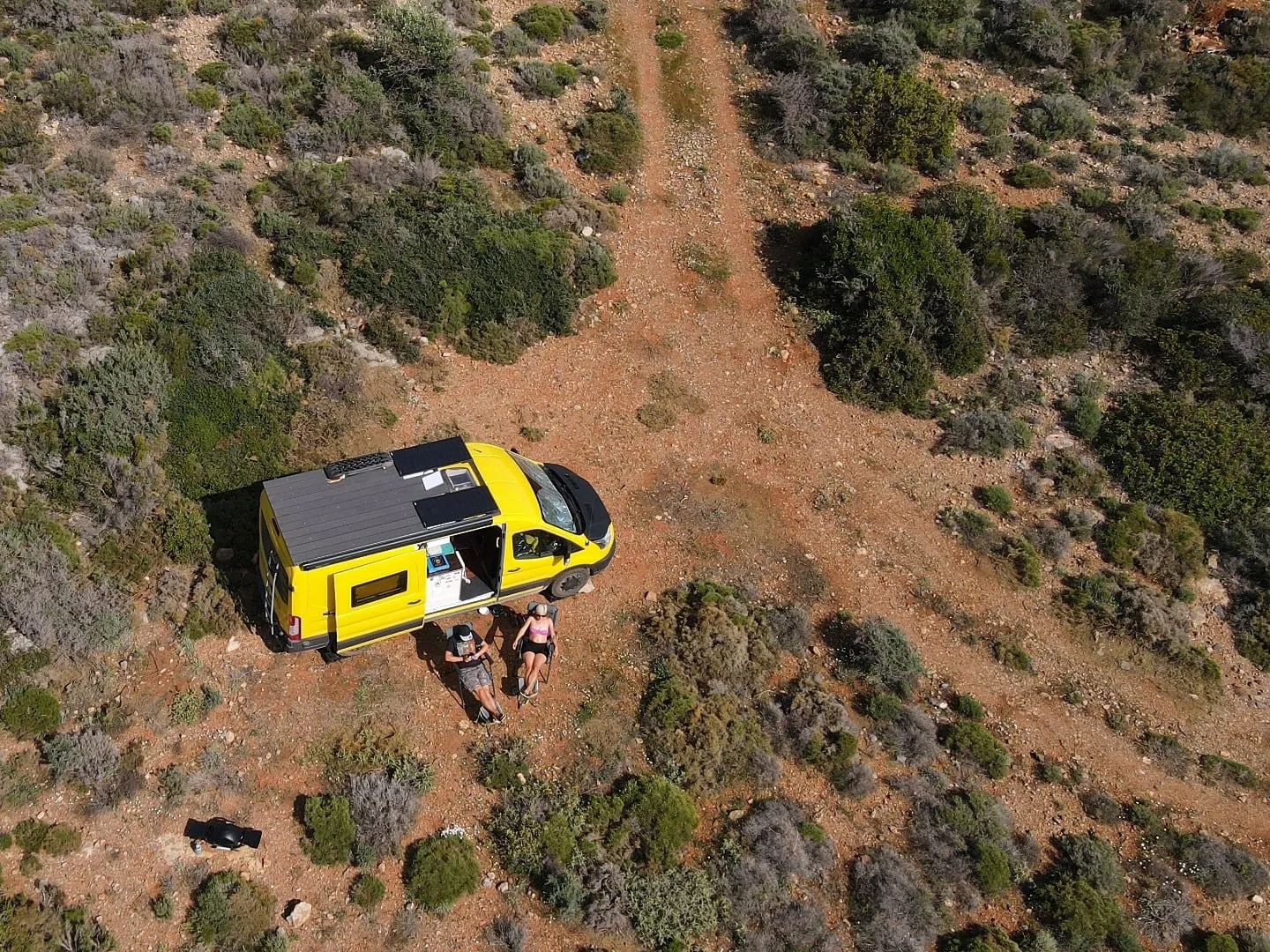 Drohnenblick: der Van auf der Offroad-Piste bei Charakia