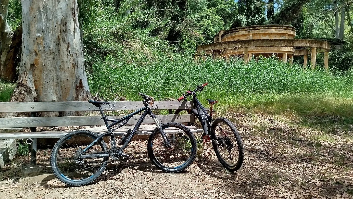 Unsere Mountainbikes vor den alten Thermen