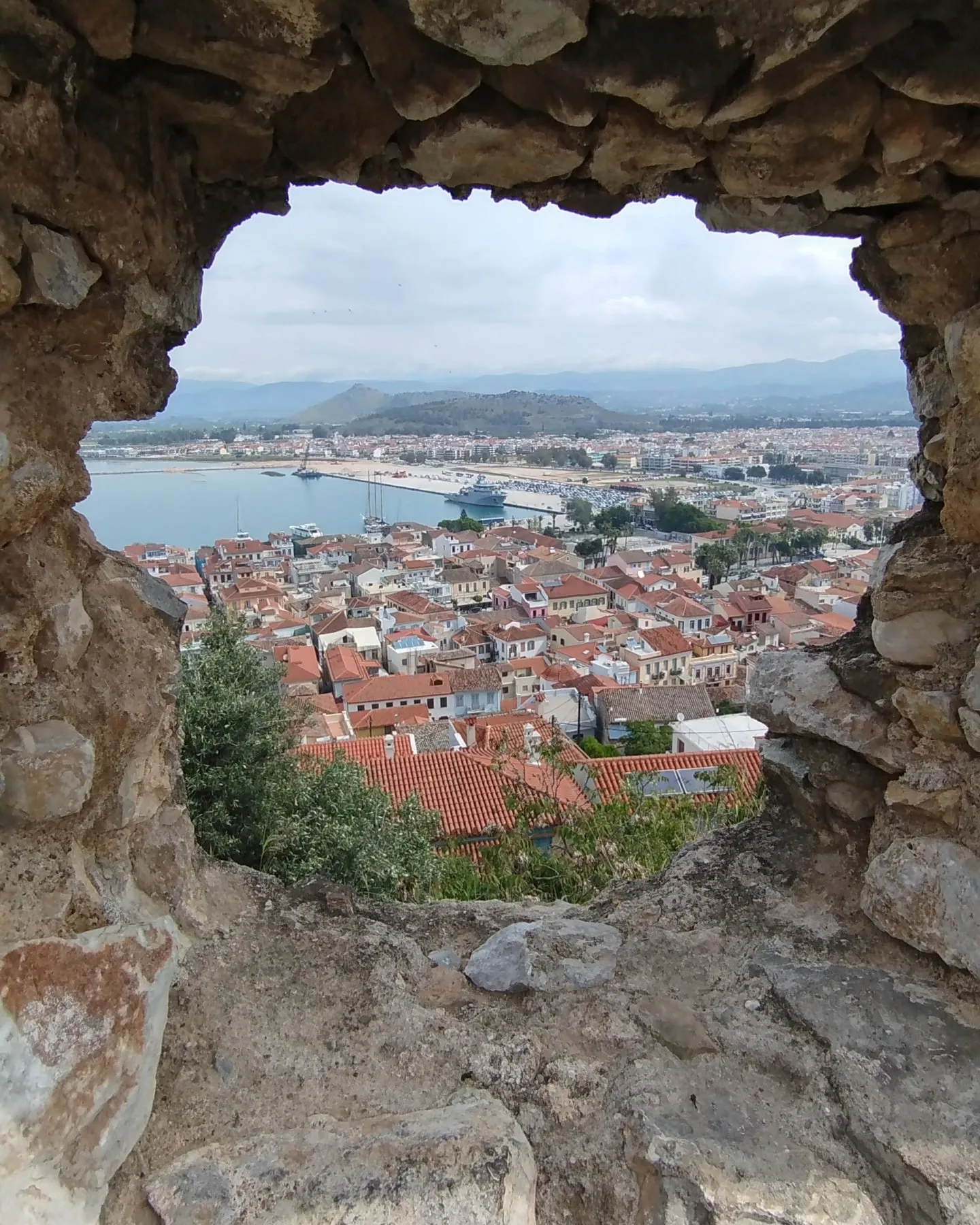 Nafplio durch ein Mauerloch der Festung