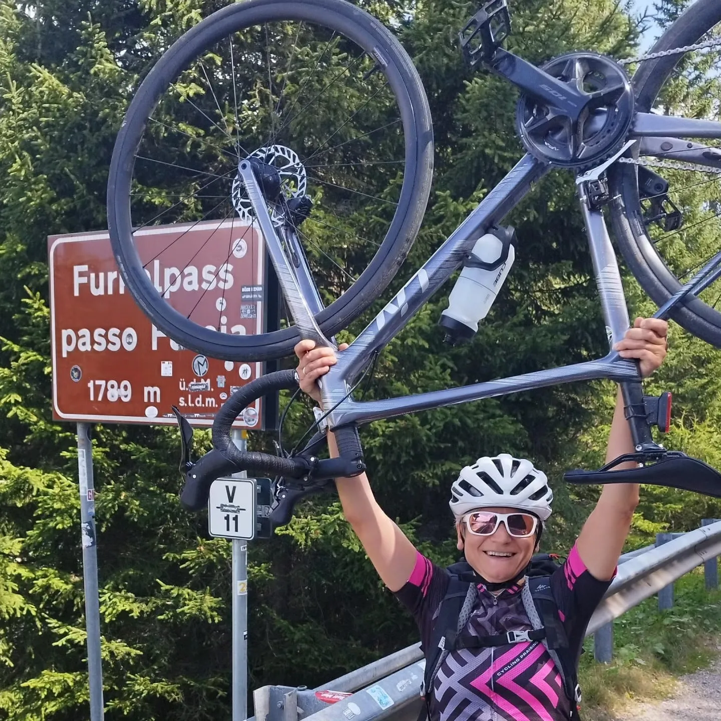 Das Rad hoch über dem Kopf am Furkelpass
