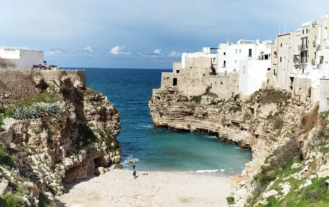 Polignano a Mare auf den Klippen über dem Meer