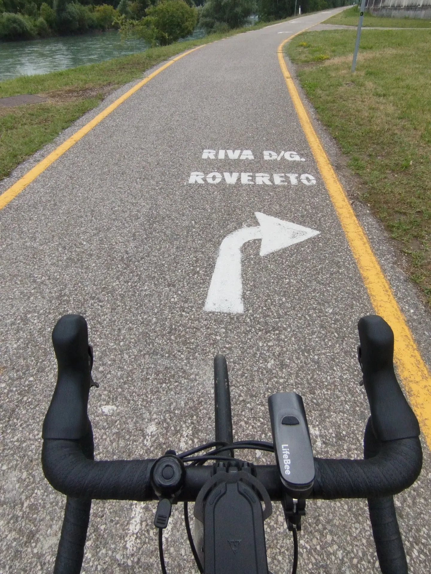 Wegweiser Riva del Garda und Rovereto auf dem Radweg