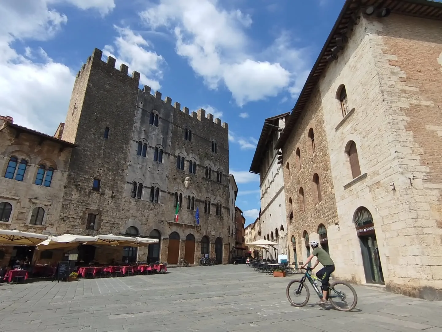 Mit dem Bike auf der Piazza von Massa Marittima