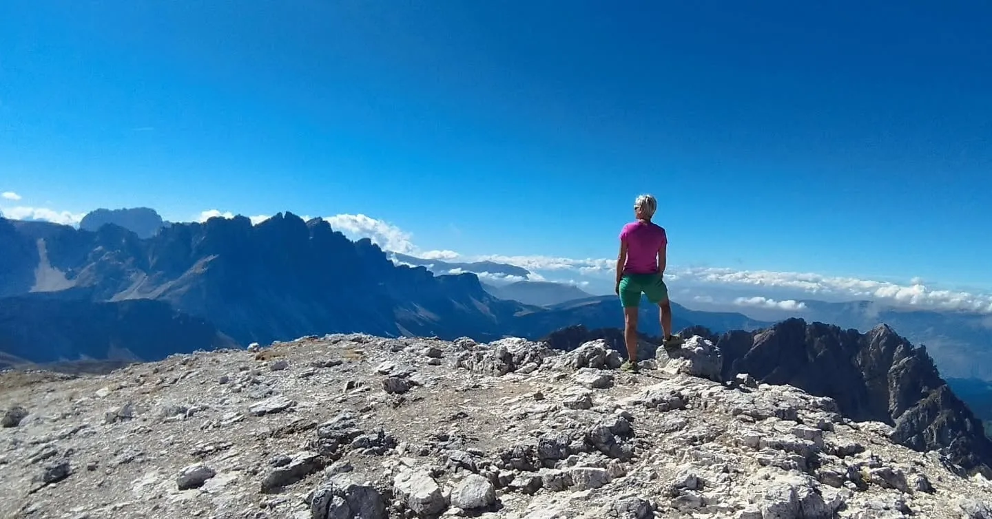 Edith auf einem Felsen hoch über dem Tal