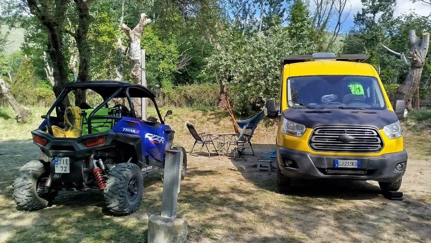 Buggy und Van im Basecamp in Vassiliki