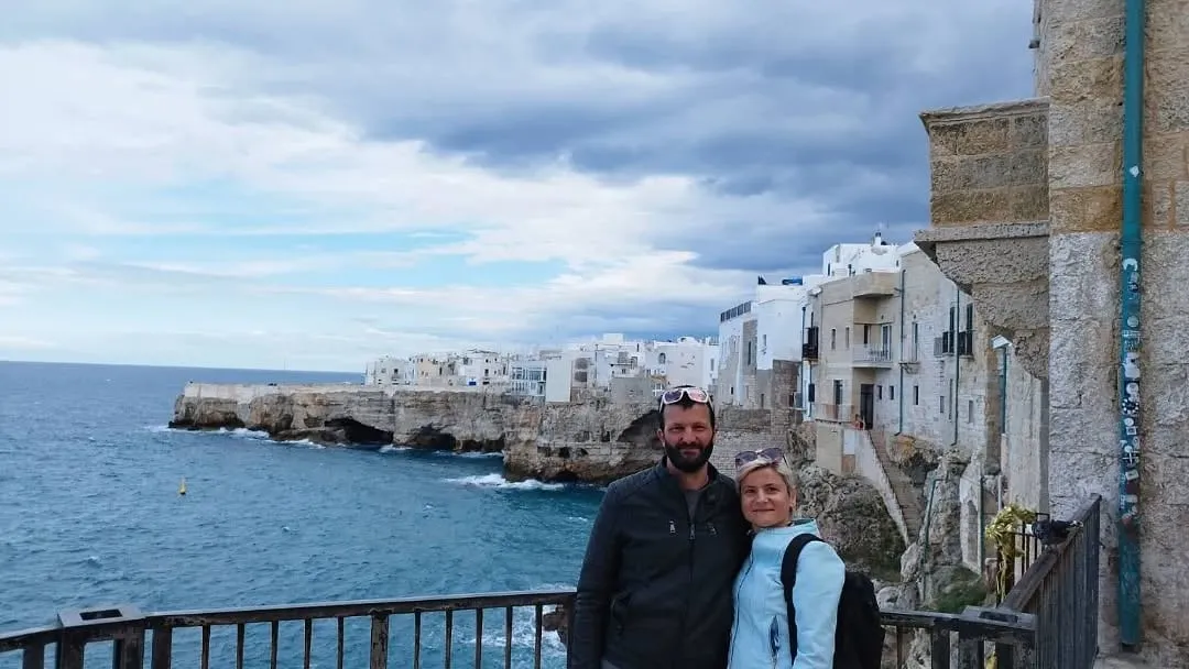 Manni und Edith vor der Altstadt von Polignano a Mare