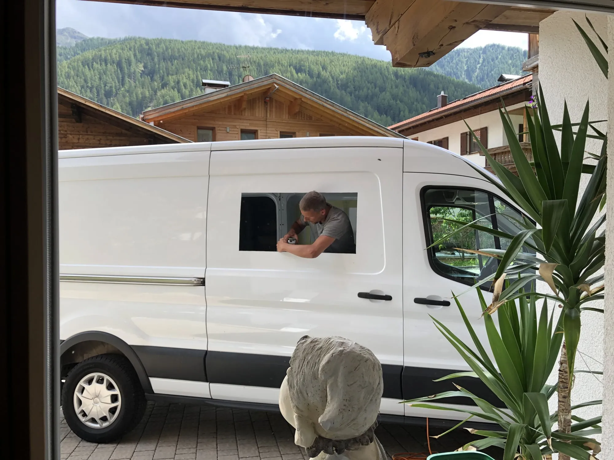 Manni schaut aus dem neuen Fenster