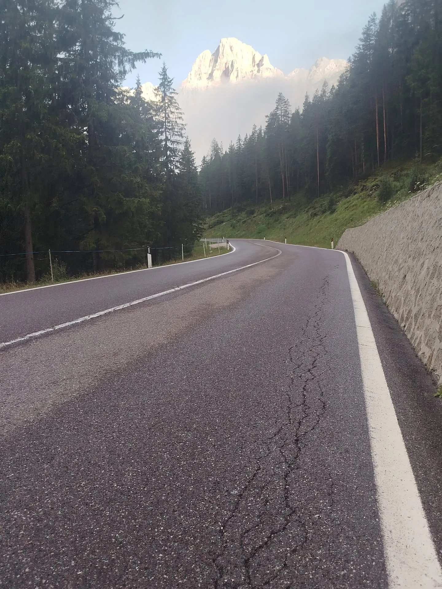Die Passstraße im ersten Licht