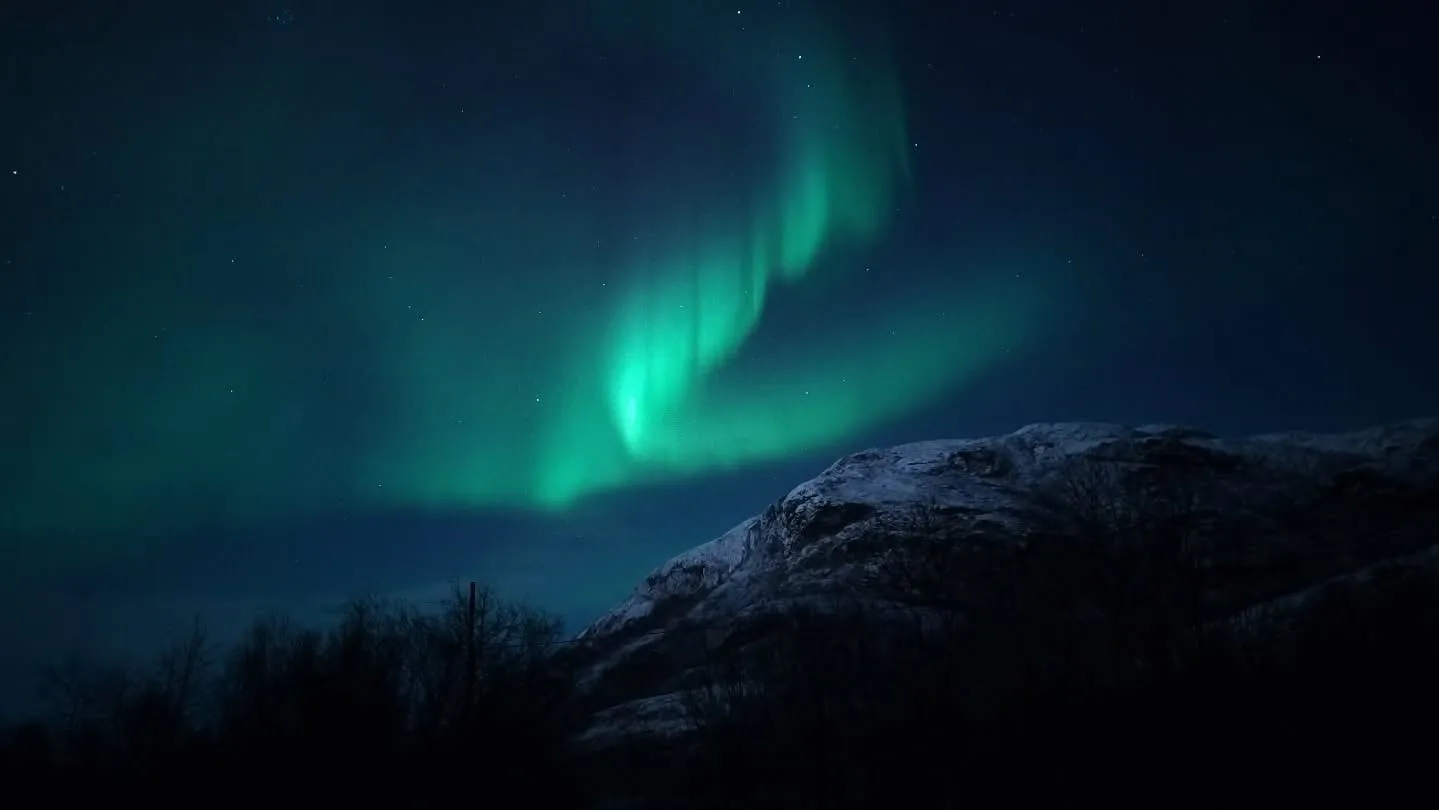 Polarlichter über den Bergen bei Ifjord