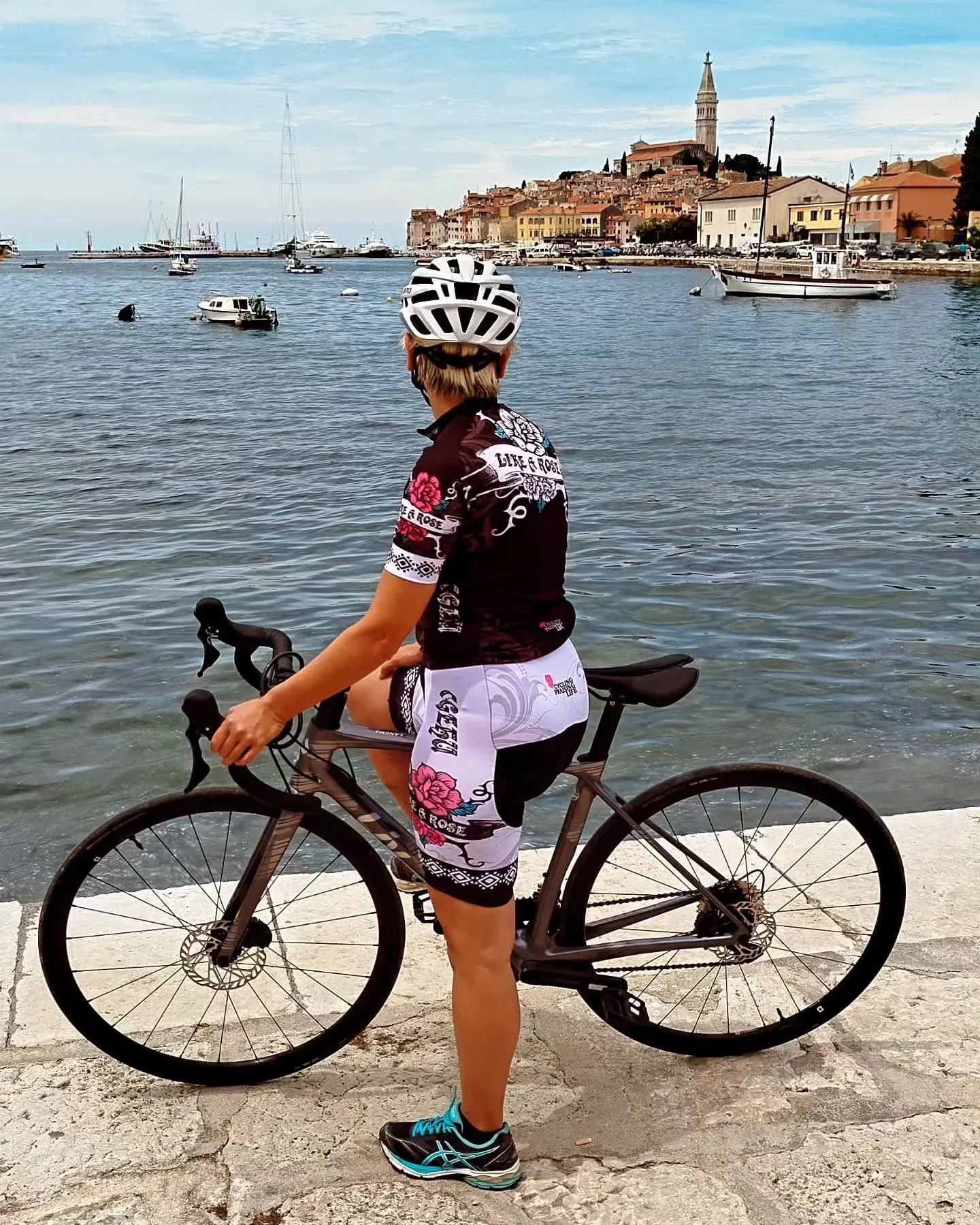 Edith mit dem Rennrad vor der Altstadt von Rovinj