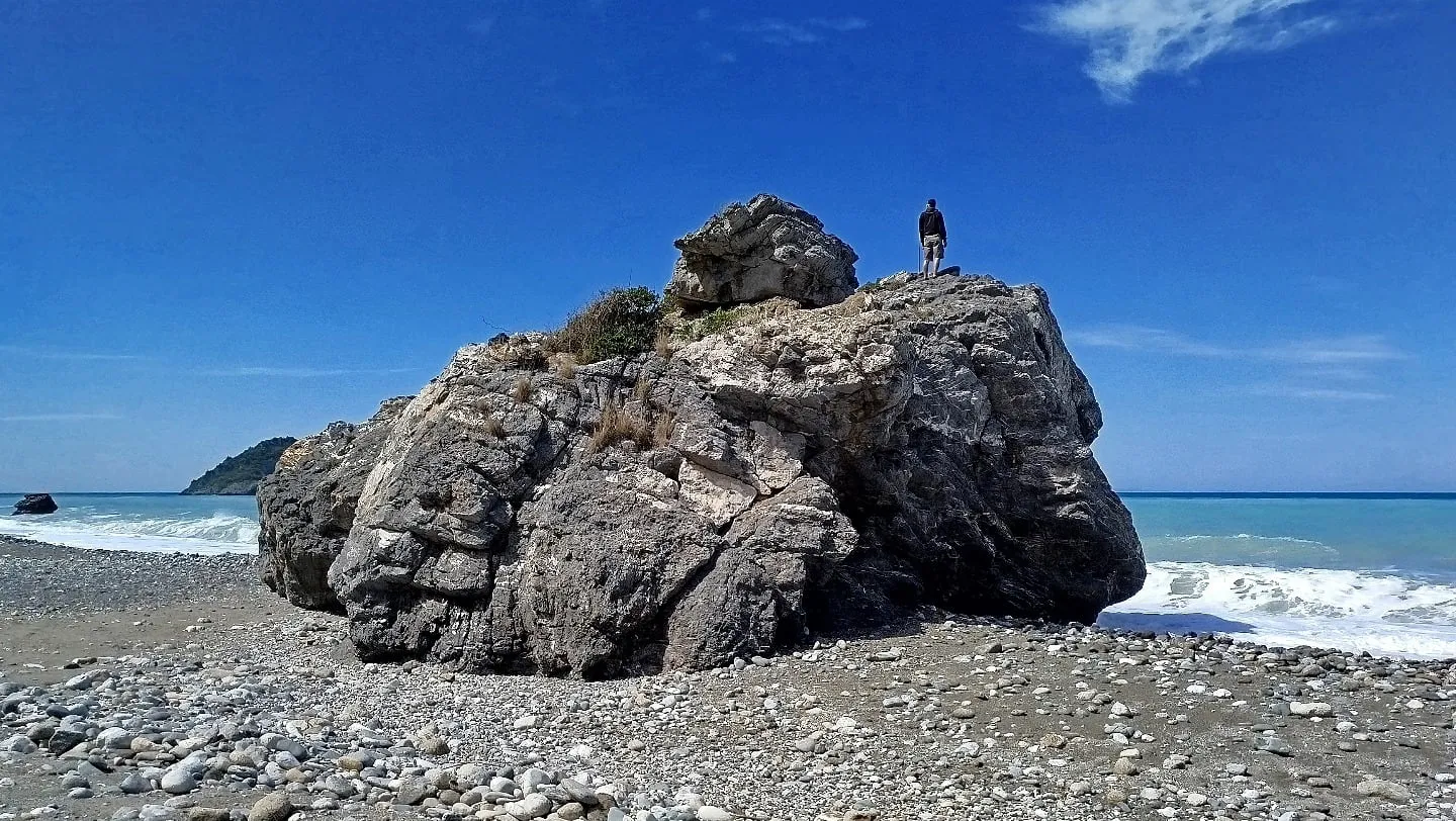 Auf dem großen Felsen am Strand