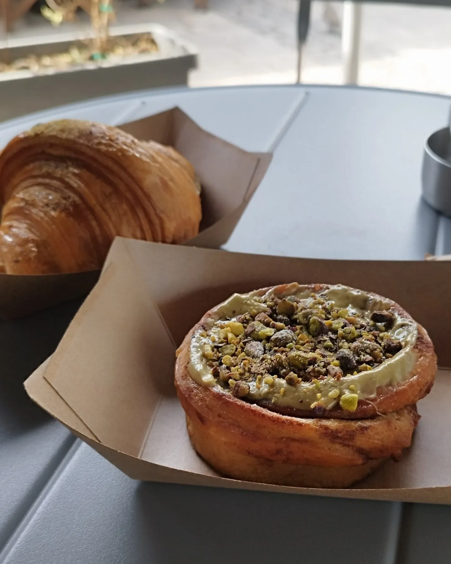 Zimtschnecke mit Pistaziencreme aus der Arko Bakery