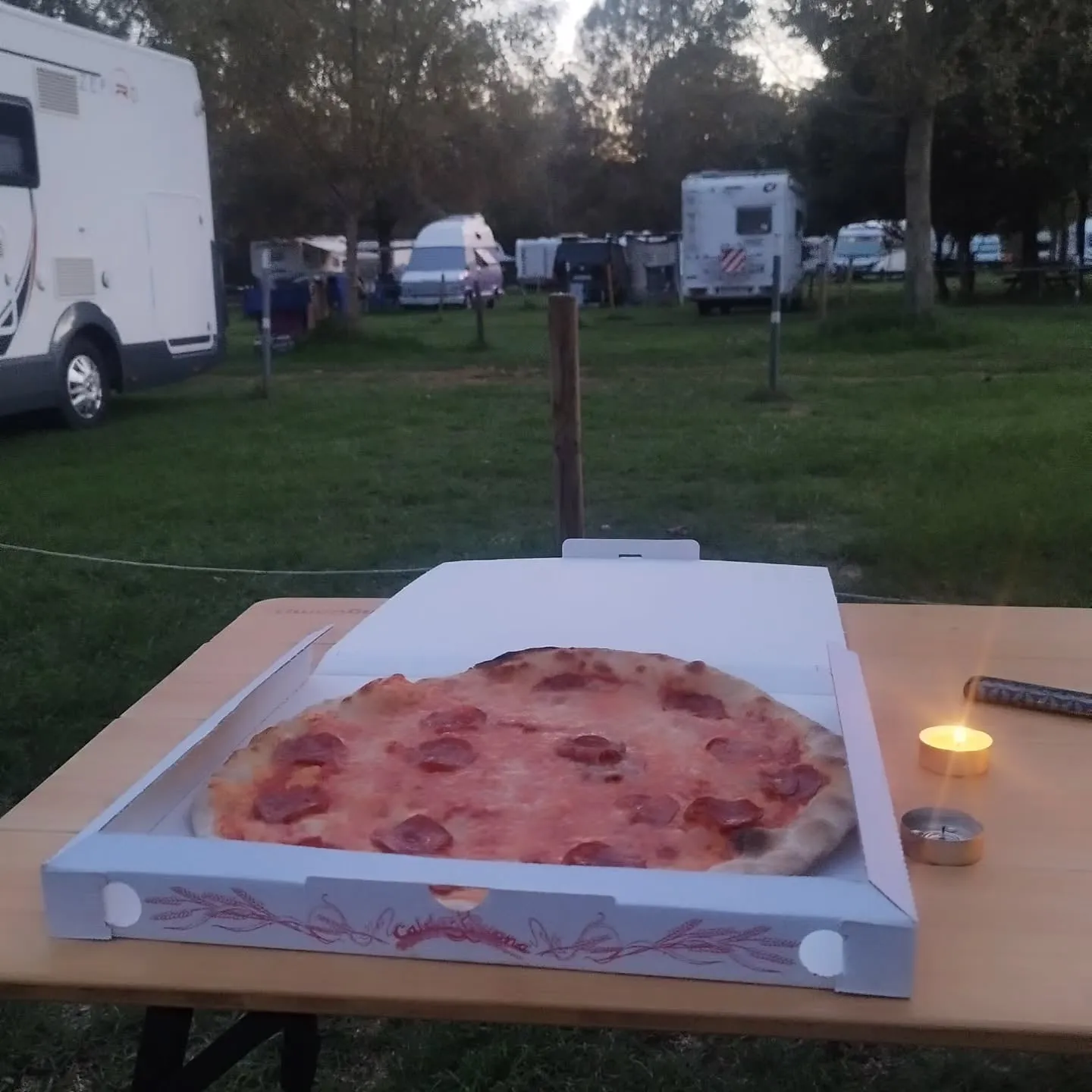 Pizza vom Pizza-Service am Camper-Parkplatz