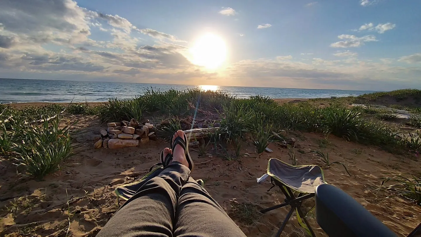 Füße hoch am einsamen Strand
