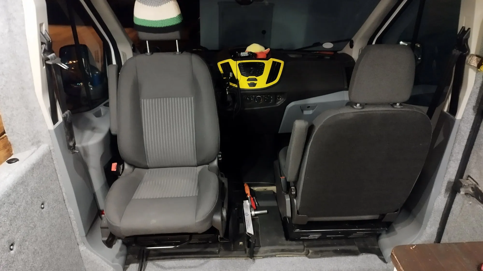 Beide Vordersitze nach hinten gedreht, Blick vom Wohnraum ins Fahrerhaus