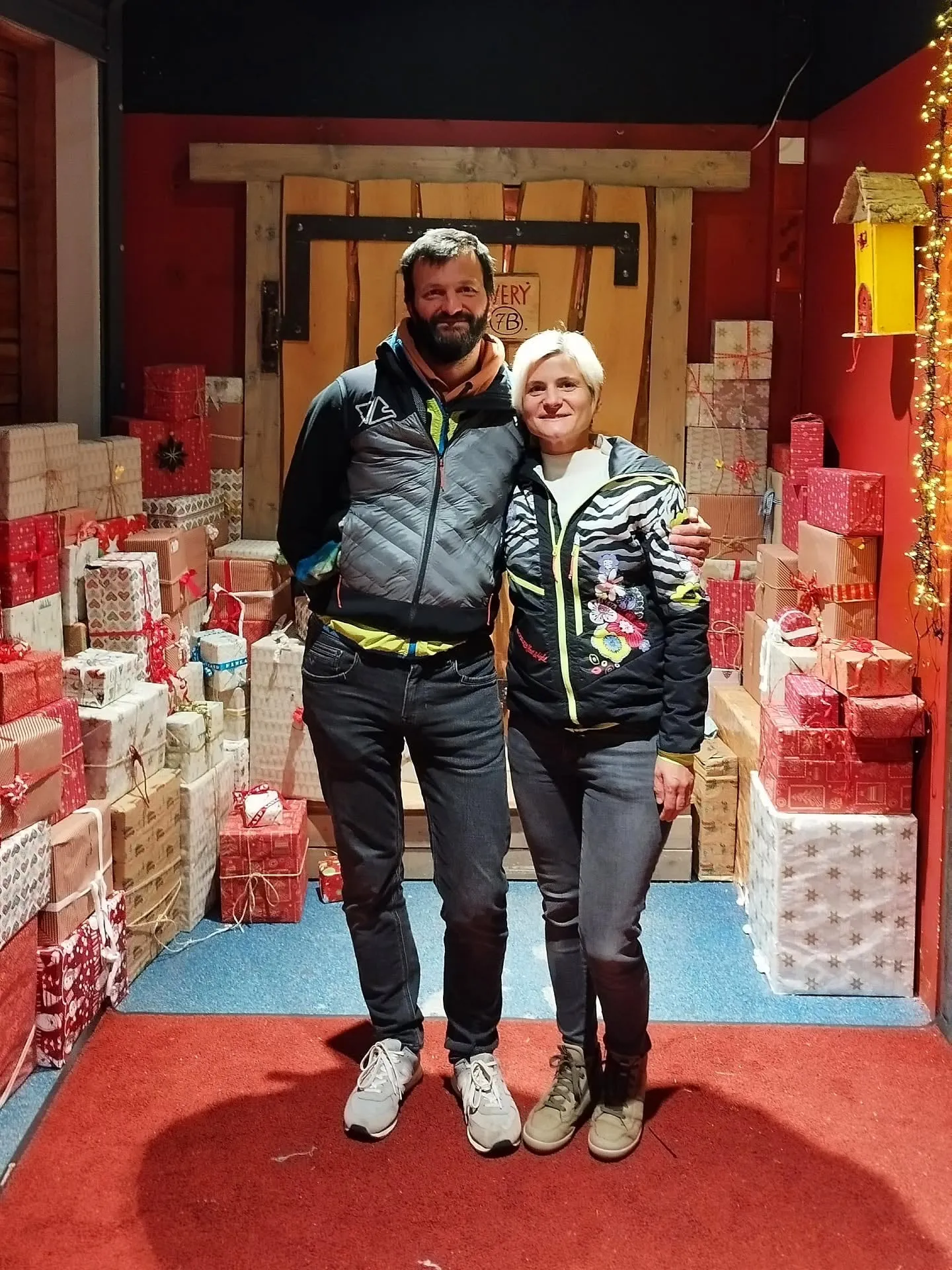 Manni und Edith im Weihnachtsmann-Büro zwischen Geschenken