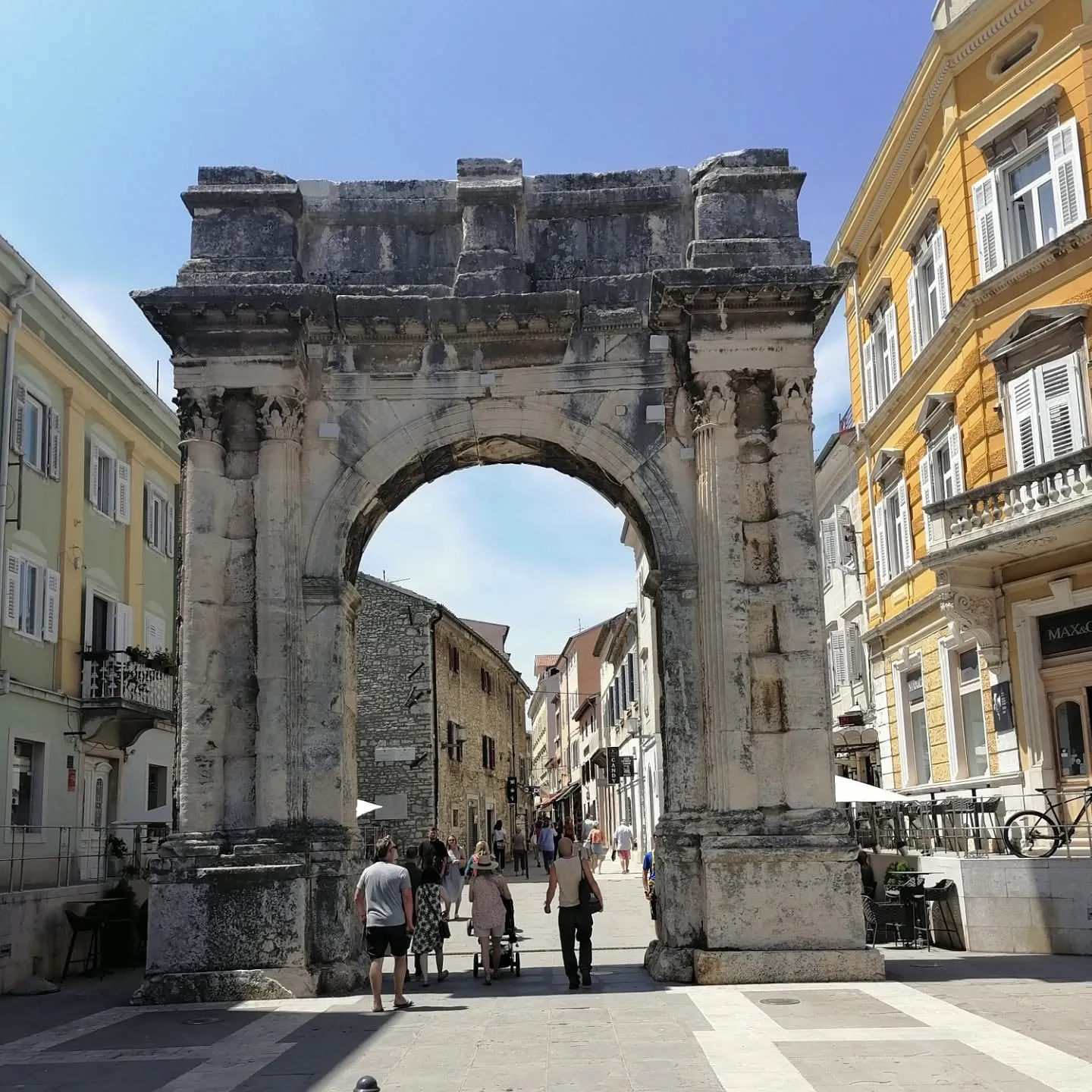 Der Sergierbogen am Eingang zur Altstadt von Pula