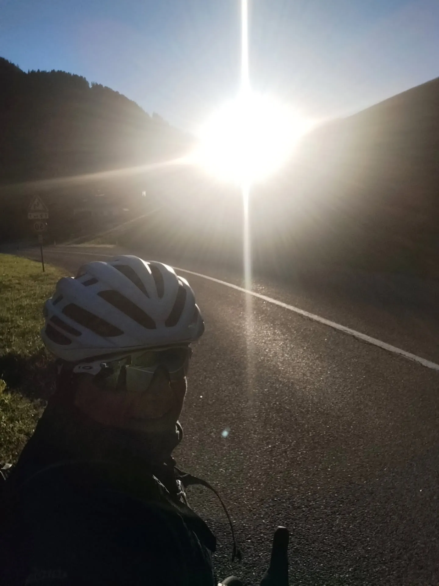 Der Sonne entgegen auf dem Radweg