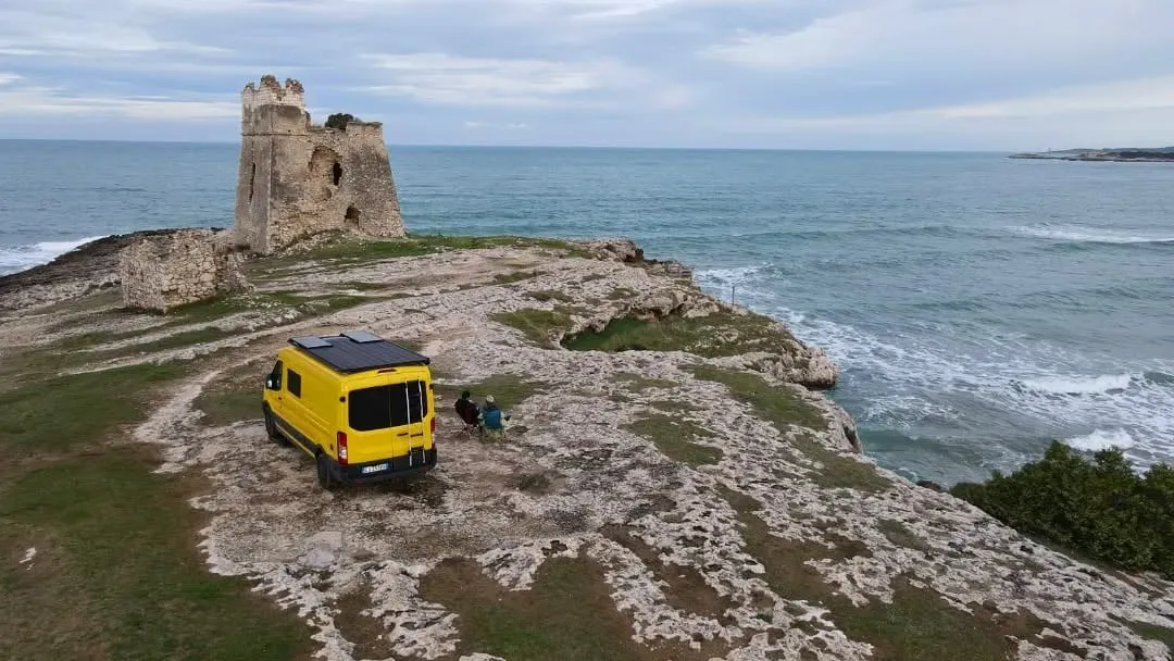 Der Van auf den Felsen an der Küste des Gargano